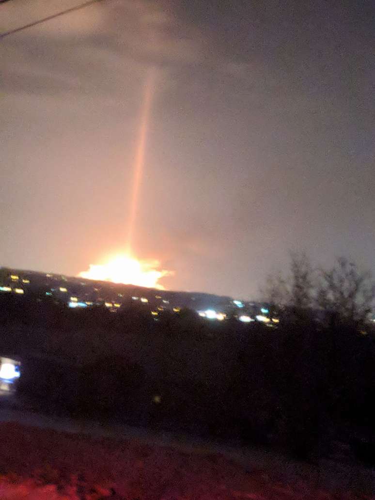 Foto publicada no Facebook mostra fogo no horizonte de uma área urbana