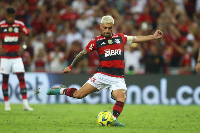 ARRASCAETA MARCA DE PÊNALTI E FLAMENGO VAI PARA A FINAL DA COPA DO BRASIL!  FLAMENGO 1 X 0 GRÊMIO 