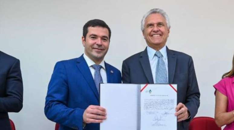 No site da OAB-Goiás, há diversos registros de agendas em comum do advogado Rafael Lara Martins, presidente da OAB-Goiás, e o governador Ronaldo Caiado. Na foto, os dois estão na cerimônia de transferência da Seccional para Goiás, em 24 de julho