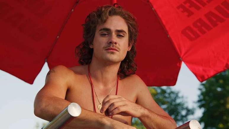 Dacre Montgomery como Billy Hargrove, em Stranger Things.