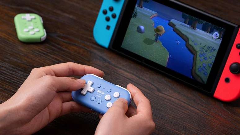 O 8BitDo Micro chama atenção pelas dimensões reduzidas, com apenas 7 cm de largura e 24,8 gramas (Imagem: Reprodução/8BitDo)