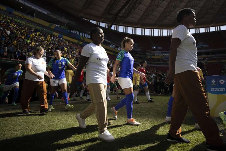 Pioneiras participaram de uma ação de marketing no jogo de despedido do Brasil antes do embarque para o Mundial