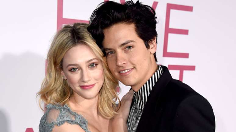 Cole Sprouse recebeu ameaças de morte após fim de namoro com Lili Reinhart: "Coisas repulsivas"