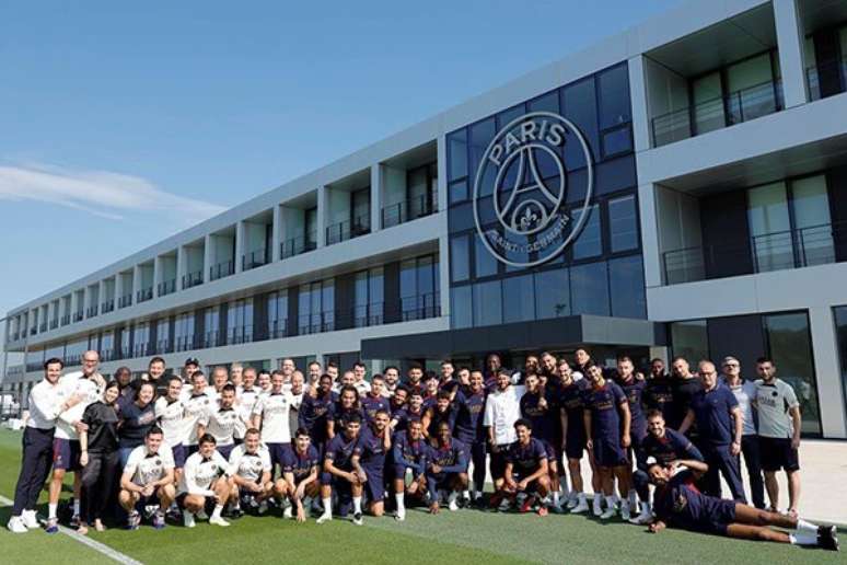 Elenco do PSG deu carinho a Neymar na despedida do camisa 10 &ndash;