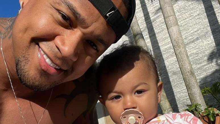 Leo Santana and Lore Improta’s daughter exudes sweetness on a walk