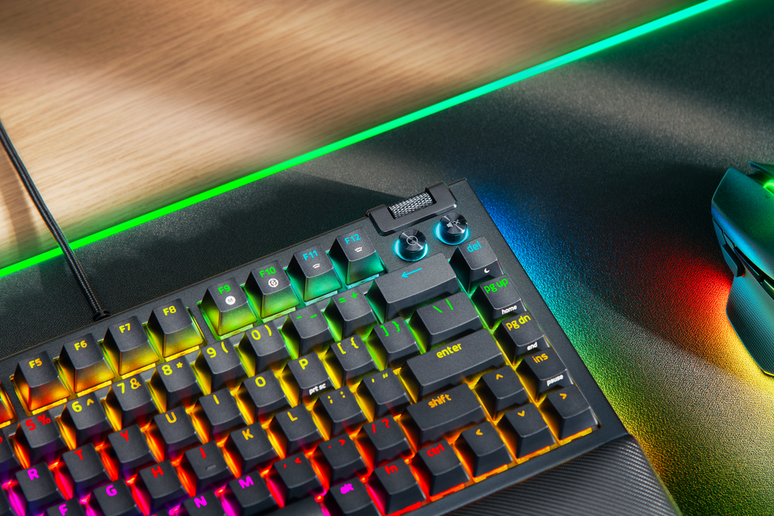 Tecnologia Chroma RGB e teclas de atalho rápido oferecem ainda mais personalidade e praticidade ao equipamento (Imagem: Divulgação/Razer)