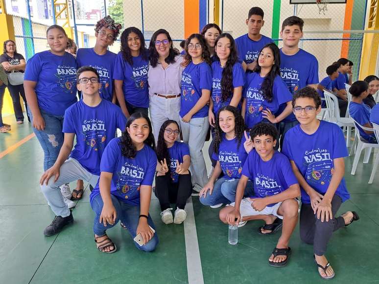 Professora de História Laura da Hora, da Escola Municipal Marechal Rondon, em Pernambuco, com alunos do projeto Era Uma Vez… Brasil