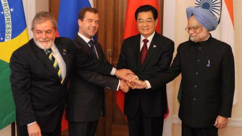 Os presidentes Lula do Brasil, Dmitry Medvedev da Rússia, Hu Jintao da China e o primeiro-ministro indiano Manmohan Singh apertam durante um encontro em 2009