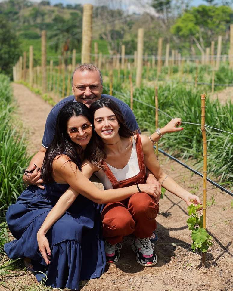Giovanna Lancellotti, seu pai e sua mãe no plantio