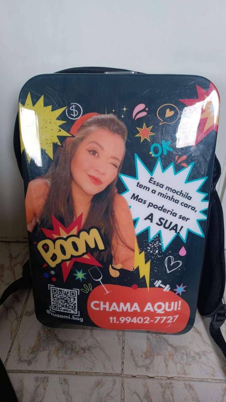 Mochila personalizada de Alice chama a atenção em todo lugar que ela vai