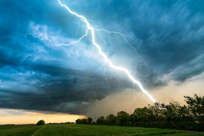 Céu de tempestade nuvem com raio sobre a paisagem rural