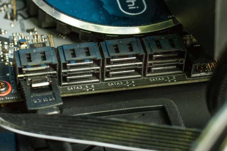 A motherboard can have several SATA ports to allow the user to connect multiple storage drives (Image credit: Canaltech) A motherboard can have several SATA ports to allow the user to connect multiple storage drives (Image credit: Canaltech)