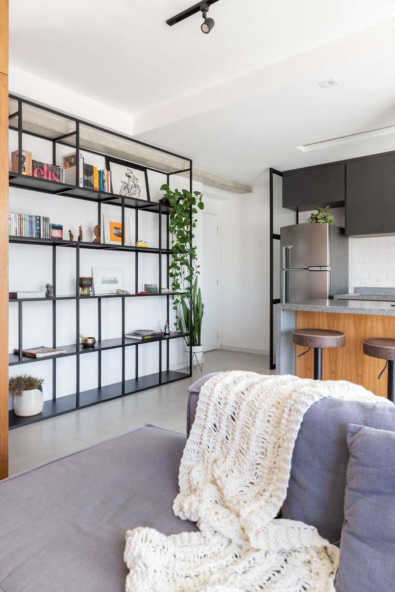 60m2 apartment has a kitchen with island and a view of the center of SP