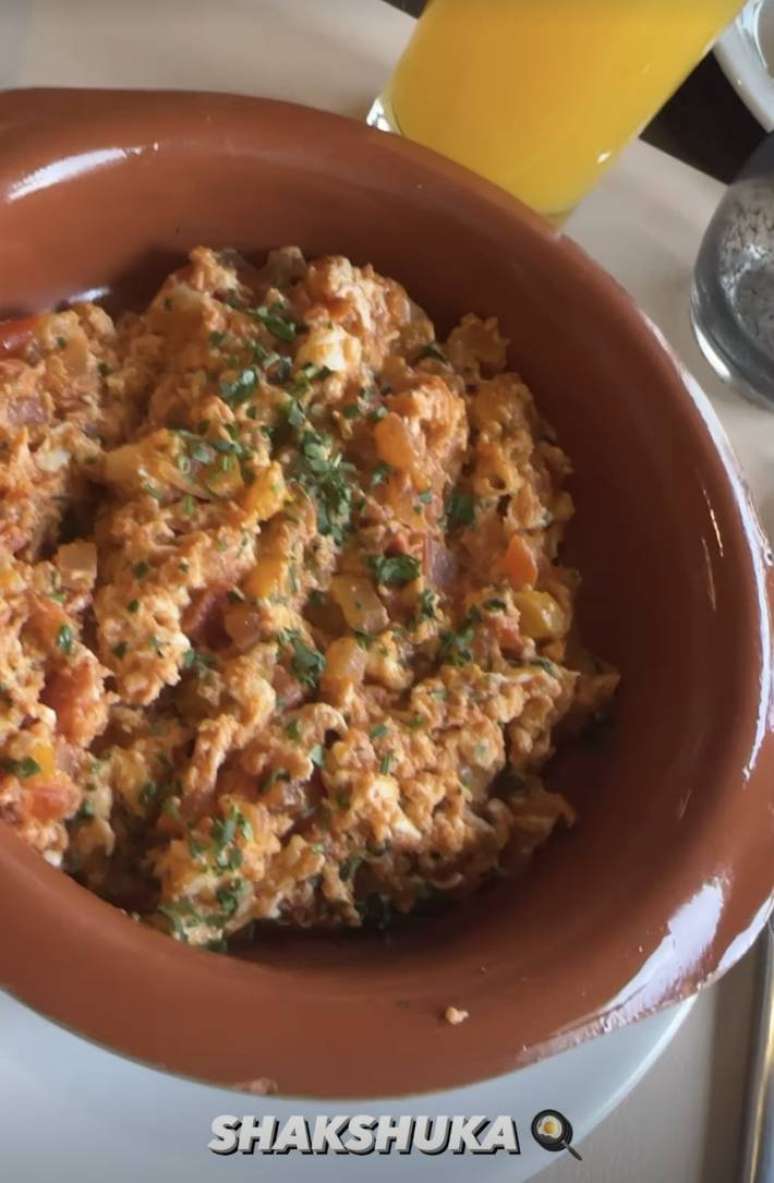 Bruna Biancardi experimenta shakshuka, prato típico no Oriente Médio