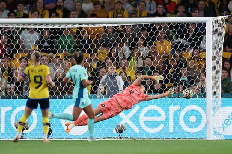 Asllani  (de amarelo, camisa 9) chuta e vê a goleira Mackenzie Arnold voar e não chegar. É o segundo gol da Suécia sobre a Austrália  –