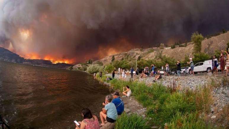 Um morador de Kelowna disse à BBC que os incêndios se espalharam pela encosta da montanha como uma 'nuvem sinistra de destruição'