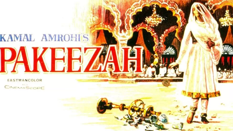 As cortes&atilde;s foram retratadas em diversos filmes indianos de Bollywood