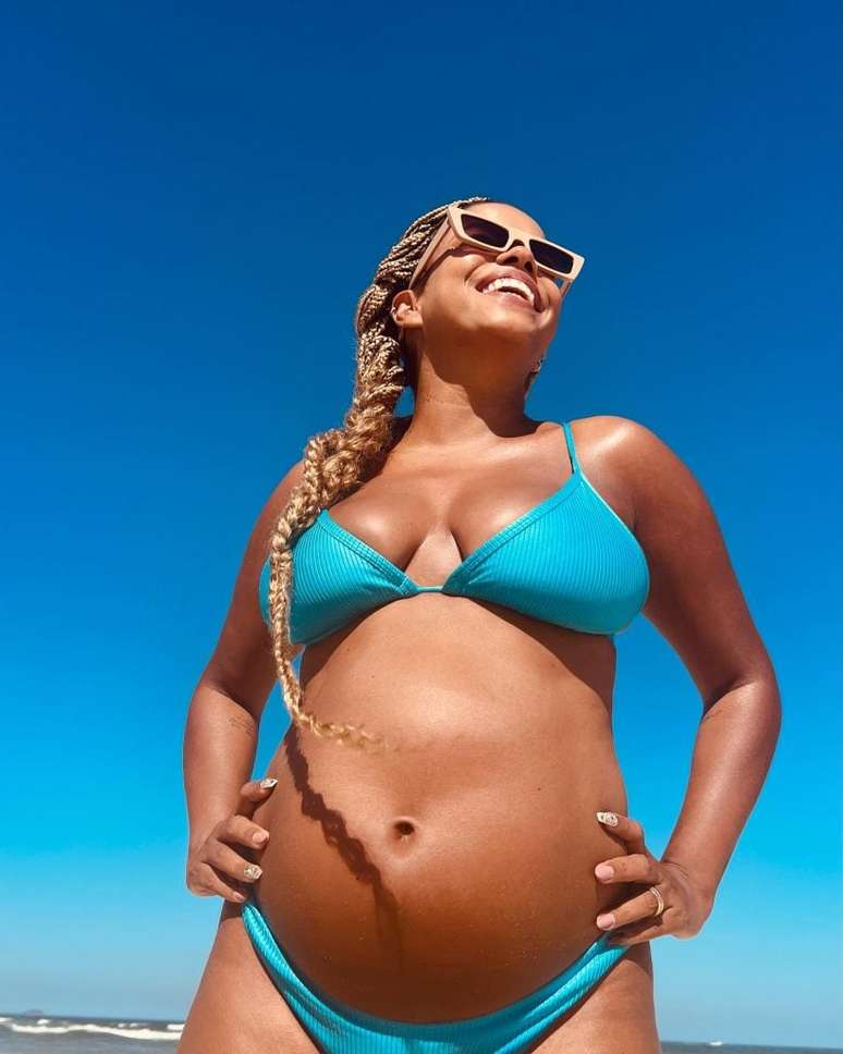 Jeniffer Nascimento delights in showing off her 22-week belly