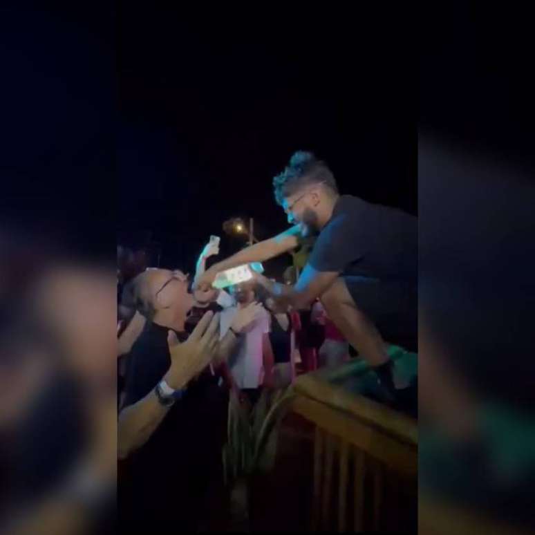 Galv&atilde;o Bueno posta v&iacute;deo em balada e toma bebida direto da garrafa: &lsquo;Jeri enlouqueceu!&rsquo;