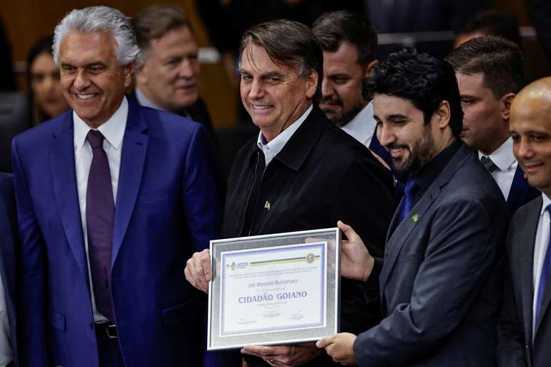 O ex-presidente brasileiro Jair Bolsonaro posa durante sess&atilde;o na Assembleia Legislativa de Goi&aacute;s para receber o t&iacute;tulo de cidad&atilde;o goiano, em Goi&acirc;nia, 18 de agosto de 2023.