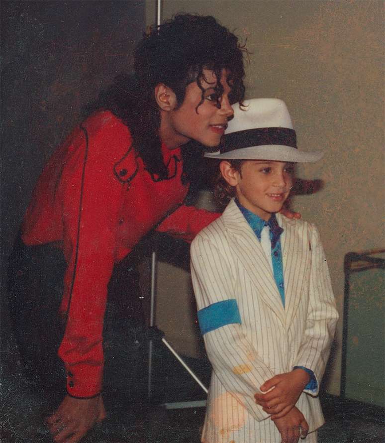 Judge reopens child abuse cases against Michael Jackson