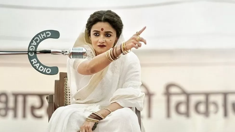 O filme indiano Gangubai Kathiawadi &eacute; baseado na vida das cortes&atilde;s do pa&iacute;s.