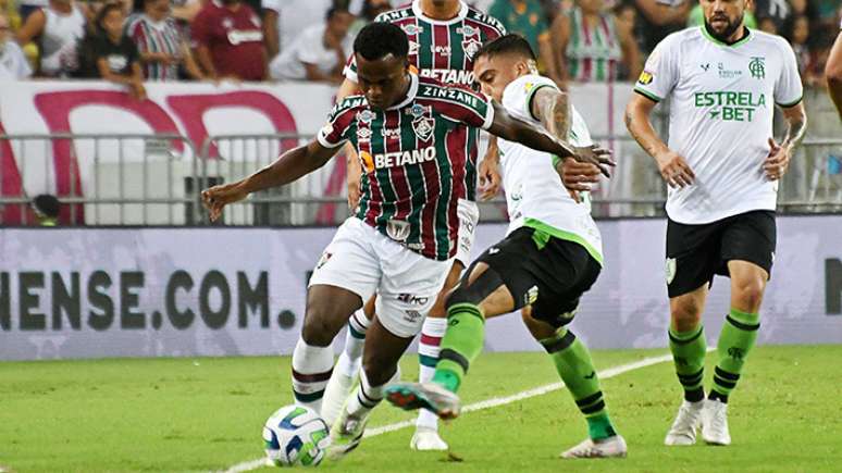 Árias, um dos destaques do Fluminense, recebe marcação cerrada do América. Foi dele o terceiro gol do Flu  –