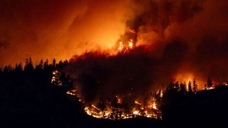 O chefe dos bombeiros de West Kelowna, Jason Brolund, descreveu o incêndio florestal como 'devastador'. 'Lutamos muito ontem à noite para proteger nossa comunidade. Combatemos incêndios de 100 anos em uma noite', acrescentou.