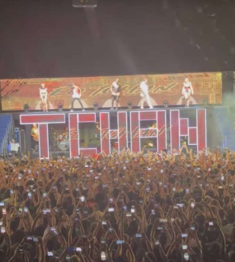 Apresentação do 'É o Tchan' contou com palco especial