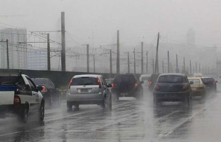 Com chuva, máxima na capital paulista não deve passar dos 24°C