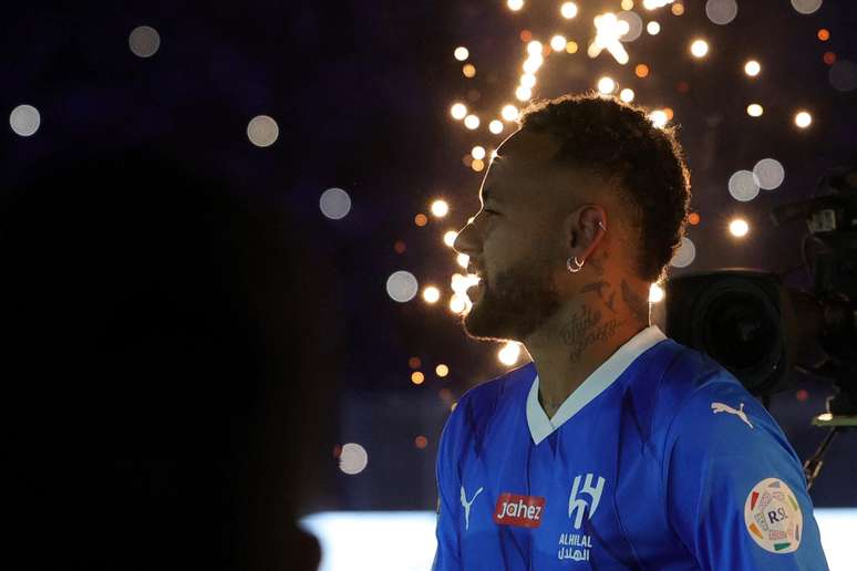 Neymar foi ovacionado em seu primeiro contato com o torcedor do Al-Hilal (Fayez Nureldine/AFP via Getty Images)