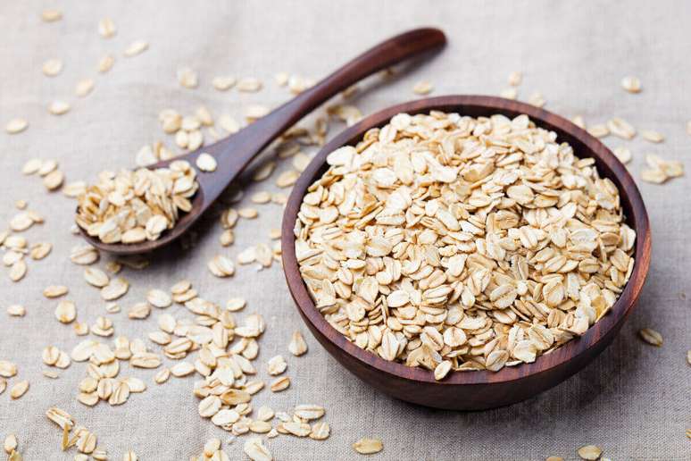Traços de trigo, cevada ou centeio podem estar presentes em aveia não certificada, causando reações em pacientes celíacos