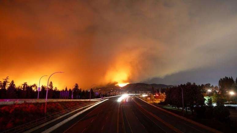 As autoridades emitiram ordens de evacuação para áreas próximas à cidade de Kelowna, com cerca de 150 mil residentes