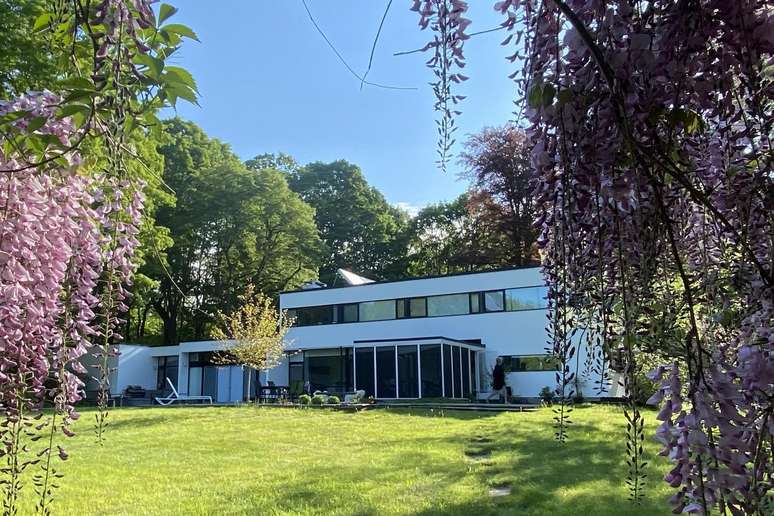 Bauhaus retreat with pool near Boston.