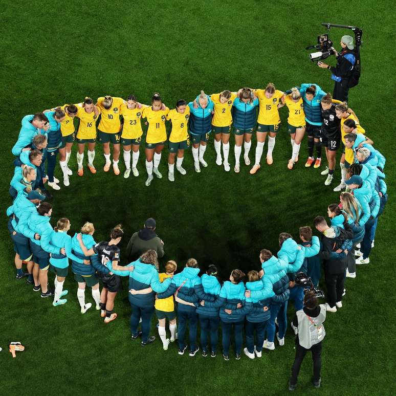 Equipe da Austrália faz coração no centro do gramado após eliminação