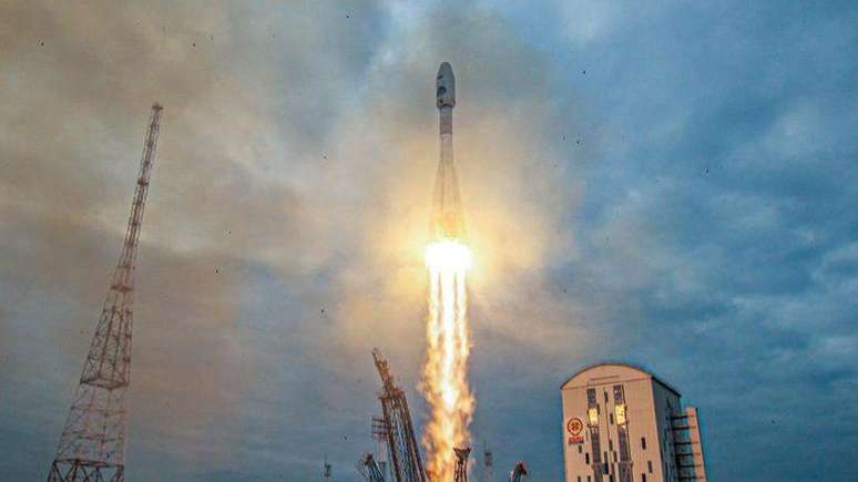Russian lunar mission fails after probe collision
