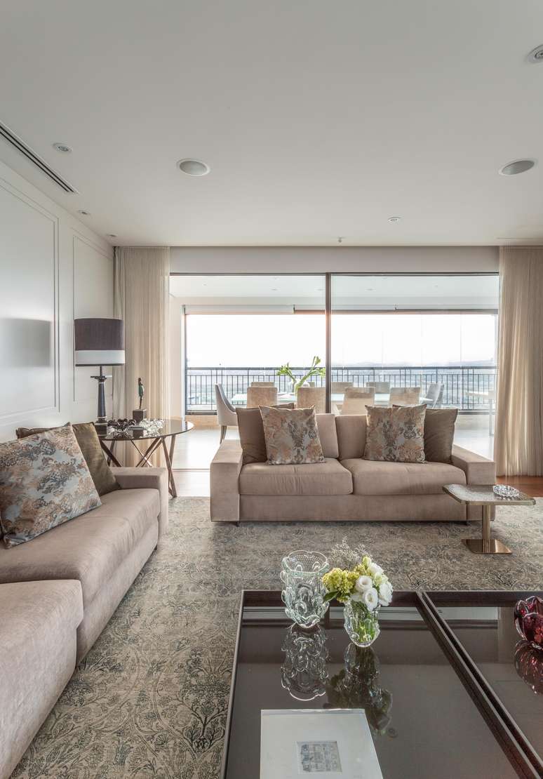 'Out back on the balcony, we used a “Silhouette” cellular awning model.  In the living room, a curtain model very similar to a fabric curtain – 'Luminette'', comments Patricia.