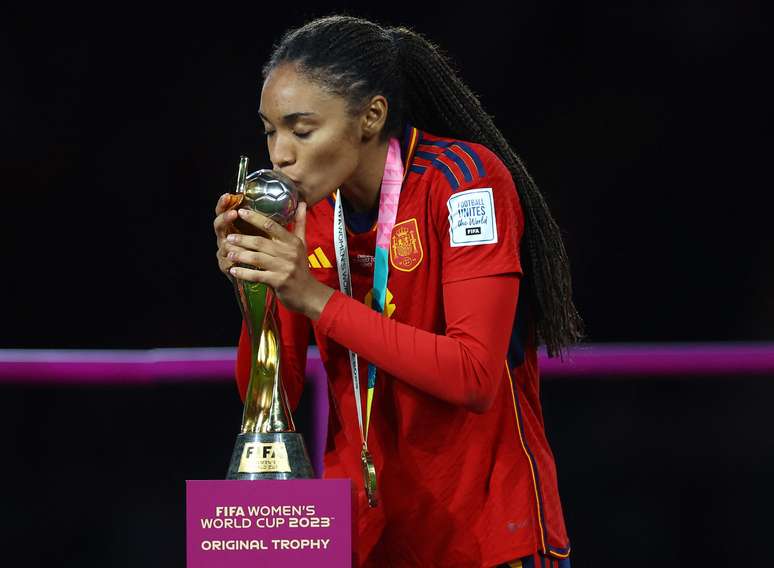 Salma Paralluelo beija o troféu da Copa do Mundo Feminina 