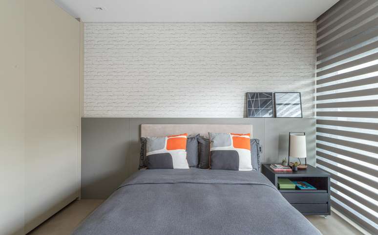 In this room, Patricia opted for the “Twinline” model, which consists of two striped canvases, alternating opaque and translucent stripes.  The adjustment of the screens allows the light to enter or block it, as the owner prefers.