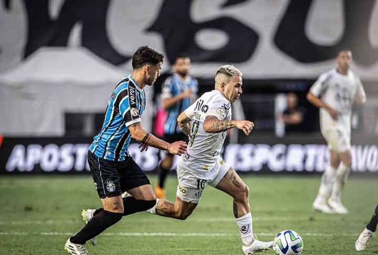 De virada, o Grêmio perdeu de 2 a 1 para o Santos, neste domingo (20), na Vila Belmiro  – Divulgação