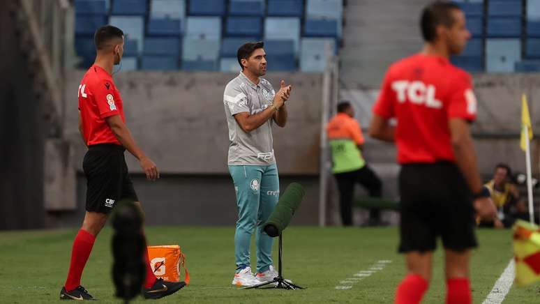 Abel enaltece Palmeiras após vitória, mas vê Botafogo como favorito: 'tem tudo para ser campeão'. 