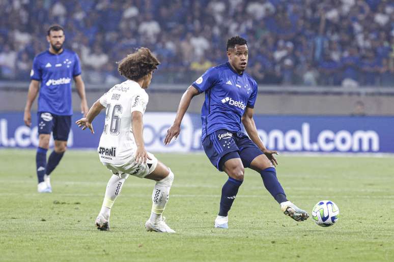 Corinthians vence o Cruzeiro nos acréscimos no primeiro jogo das