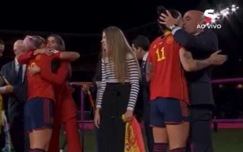 Jenni Hermoso foi supreendida com um beijo do presidente da Federação espanhola