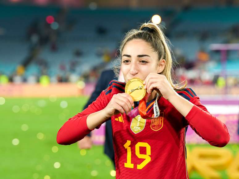 Olga Carmona comemorando a conquista da Copa do Mundo e beijando sua medalha