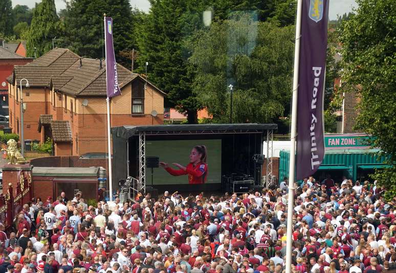 Torcedores assistem à transmissão da final da Copa do Mundo Feminina em Birmingham, no Reino Unido