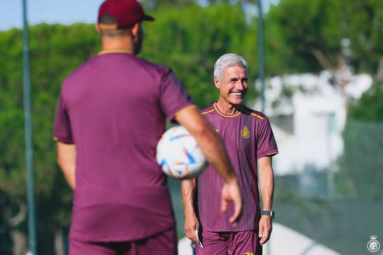 Luís Castro smiles in training with Al Nassr, in Saudi –