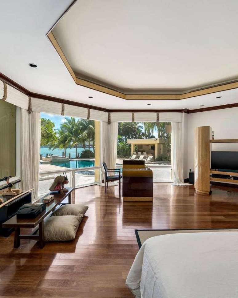 Room overlooking the pool and Miami Beach Room overlooking the pool and Miami beach
