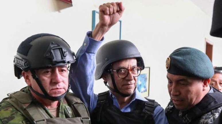 Christian Zurita, que substituiu o candidato assassinado Fernando Villavicencio, votou cercado de seguran&ccedil;as