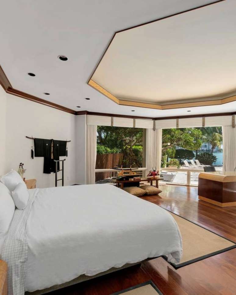 Room overlooking the pool and Miami beach Room overlooking the pool and Miami beach