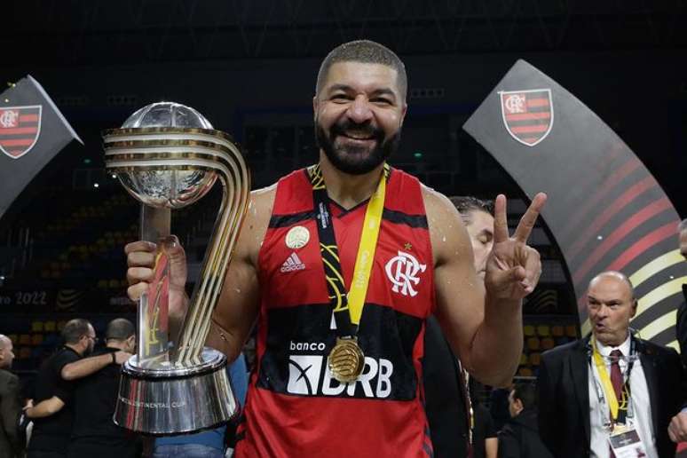 Basketball idol, Olivinha makes a request to the Flamengo football club